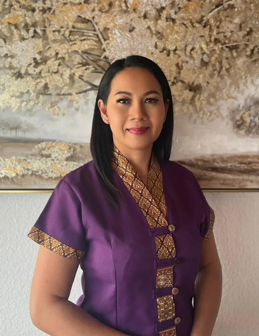 Duangjai Meyer-Thoranee in traditioneller thailändischer Kleidung