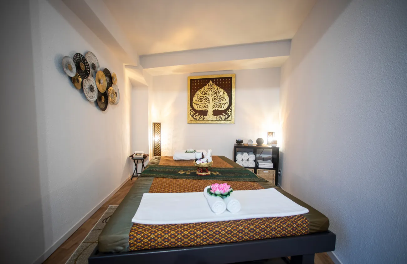 Behandlungsraum mit Thai-Matte und Bodhi-Bild